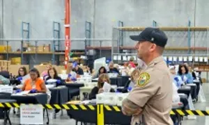 Bên trong trung tâm kiểm phiếu Florida trước 'giờ G' Bên trong trung tâm kiểm phiếu Florida trước 'giờ G'
