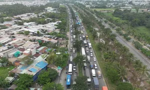 Cửa ngõ TP HCM ùn tắc 5 km sau tai nạn