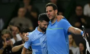 Djokovic bắt chước Nadal khi đấu trận chia tay Del Potro