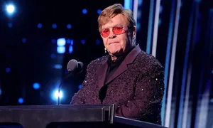 Căn bệnh khiến danh ca Elton John mất thị lực 6 tháng