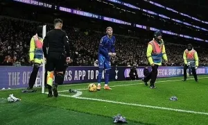 Tottenham bị điều tra vì ném rác vào cầu thủ Chelsea