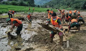 Ảnh bộ đội tìm kiếm nạn nhân bão lũ nhận giải nhất