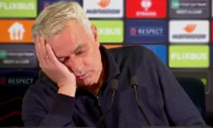 Mourinho 'ngủ gật' trước câu hỏi dài trong họp báo