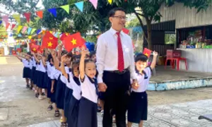 Tất cả trường học TP HCM từ chối nhận hoa khai giảng