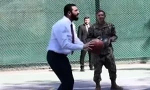 Lãnh đạo Syria chơi bóng rổ với quan chức Mỹ