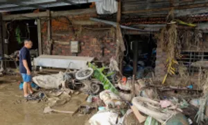 Dọn dẹp nhà xưởng, trường học sau lũ